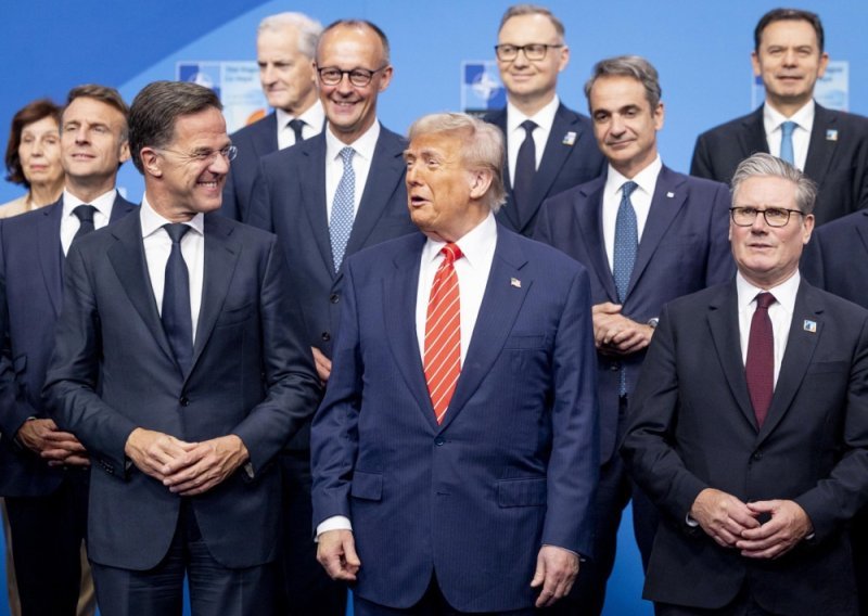 'Tatica' Trump i šef NATO-a zasjenili povijesni samit, a Bijela kuća sve zakucala bizarnim videom