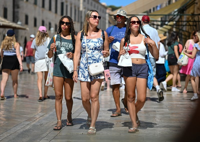 Ništa bez ovakvih sandala: Ljepotice u Dubrovniku znaju što se nosi