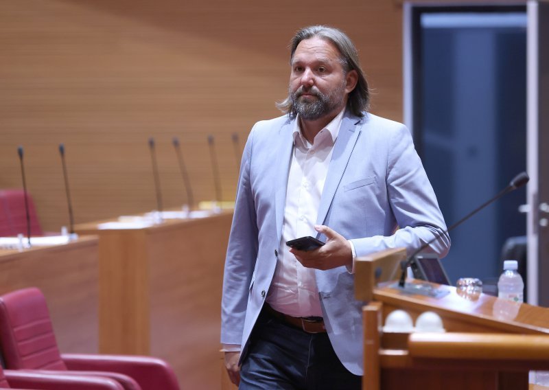 Saborski izostanci: Od deset radnih dana, Restović neopravdano izostao osam