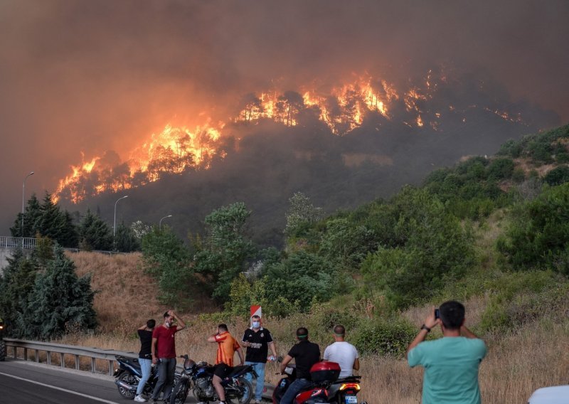 Strašna tragedija u Turskoj: Desetorica vatrogasaca poginula u borbi s požarom