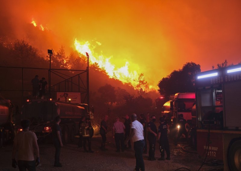 Turska se bori s dva velika šumska požara dok temperature rastu, na terenu 500 spasilaca