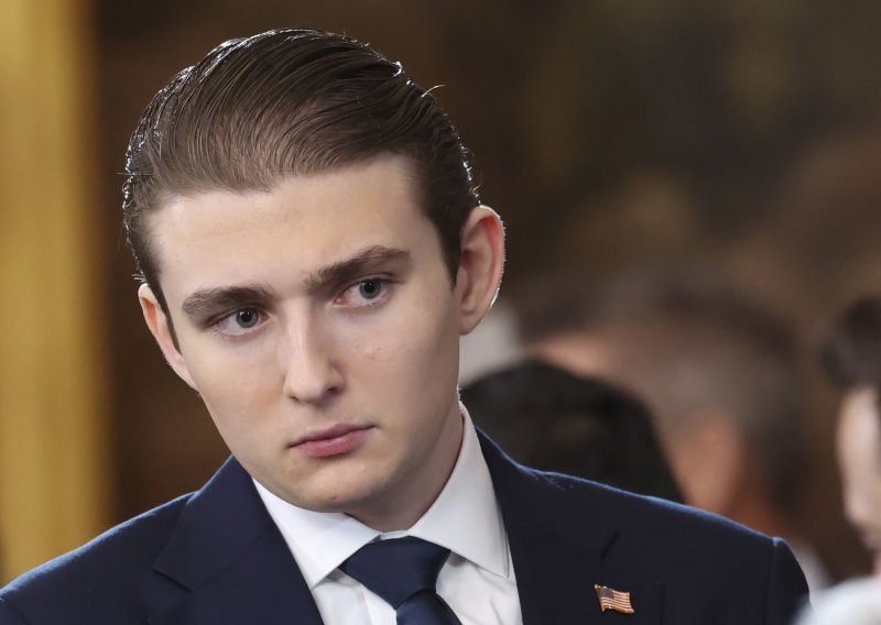 Gdje je nestao Barron? Trumpov sin već mjesecima izbjegava pojavljivanja uz oca