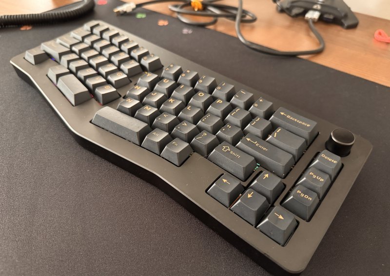 Ergonomska tipkovnica za malo izbirljivije: Isprobali smo Epomaker Tide Alice