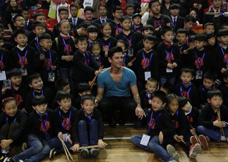 Evo kako Maksim uživa s najmlađim azijskim fanovima