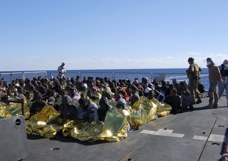Italija u 24 sata spasila više od 400 imigranata