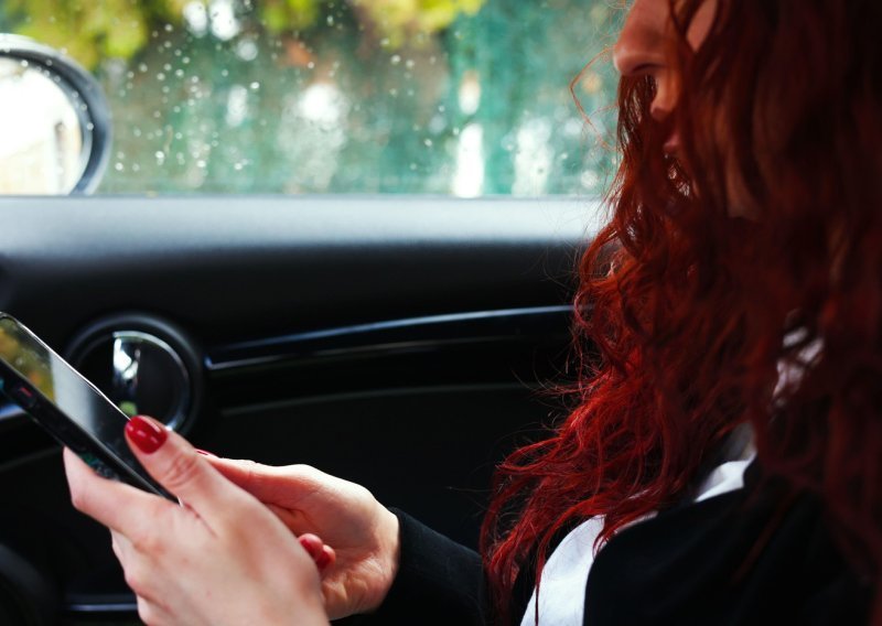 Kraj mučninama u vožnji: Jeste li znali za ove korisne opcije na iPhoneu