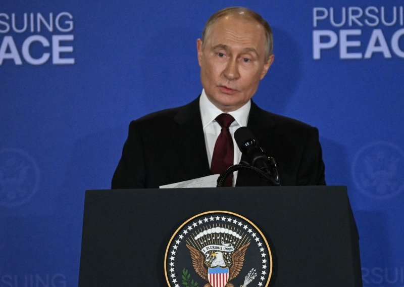 Cinični Putin: Želimo riješiti sve probleme miroljubivim sredstvima