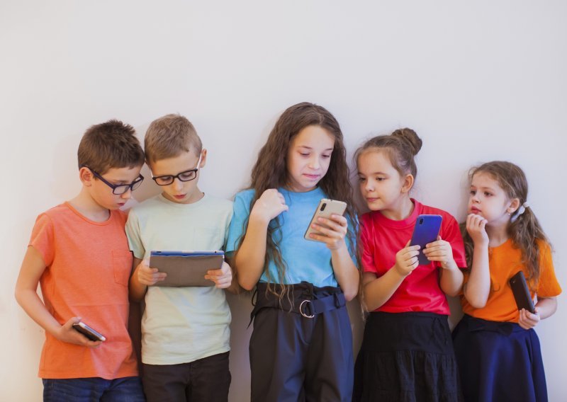 Između zabrana i istraživanja: Kako europske zemlje rješavaju problem mobitela u učionicama