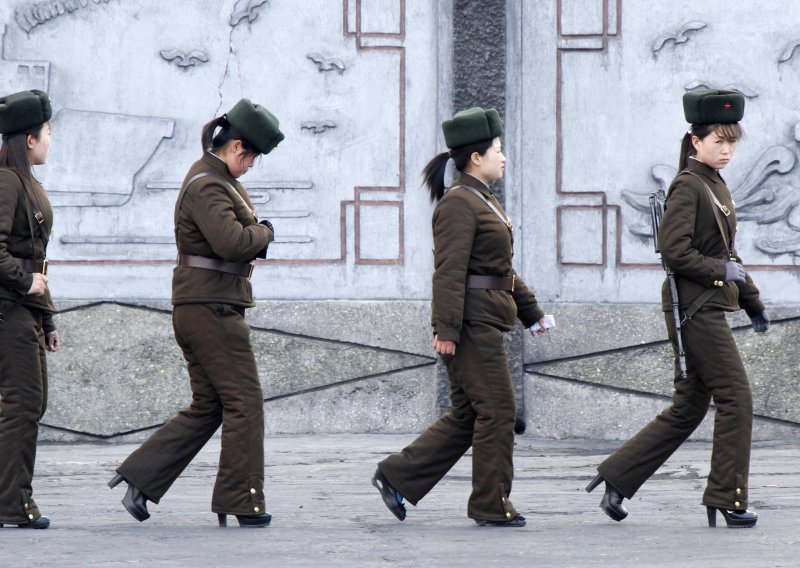Sjevernokorejske vojnikinje marširaju u visokim potpeticama