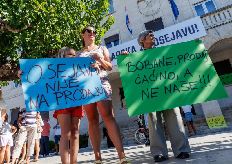 Makarani prosvjedovali zbog planirane prodaje zemljišta za izgradnju hotela