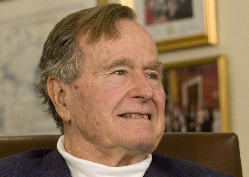 Bush stariji zadržan u bolnici