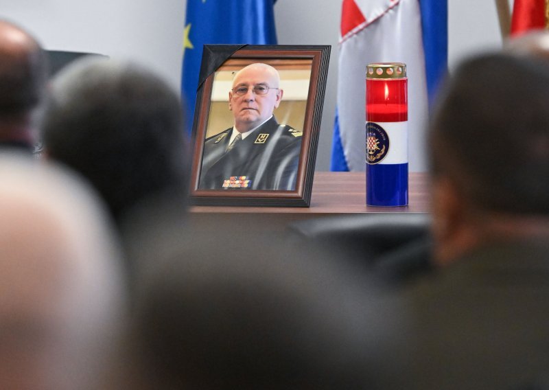 Pogledajte tko se došao oprostiti od generala Ante Rose