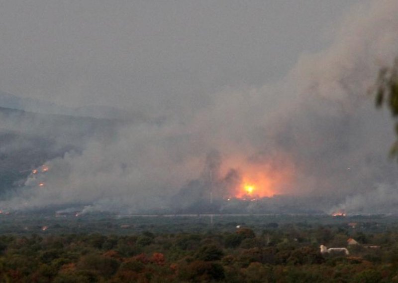 Neizvjesna noć pred Kninjanima, gori bivša vojarna!