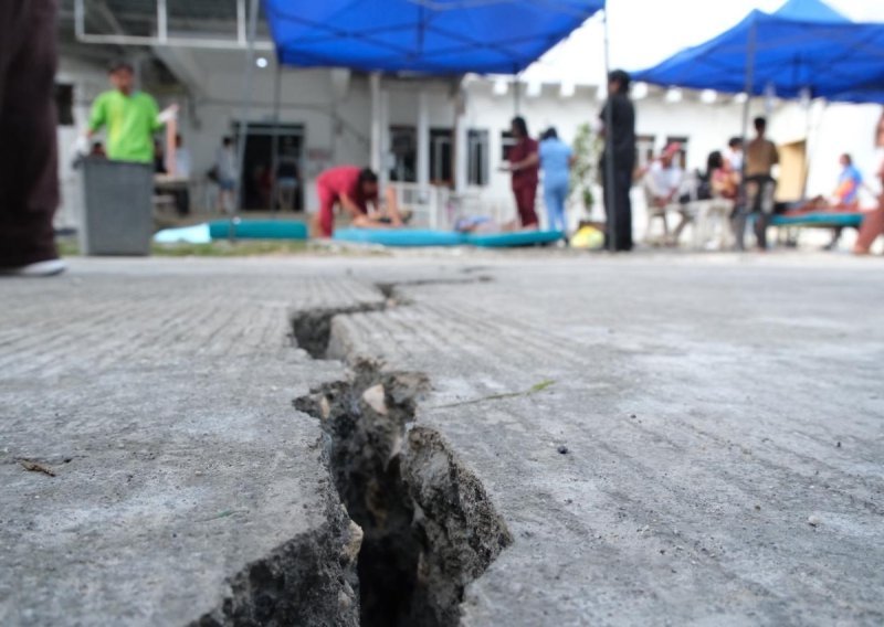 Raste broj poginulih u potresu na Filipinima, traga se za preživjelima