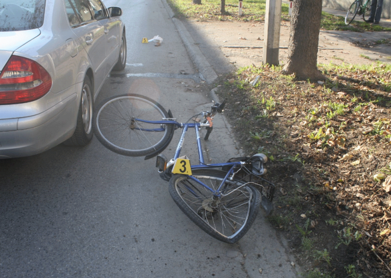 Maloljetnik biciklom naletio na starca i teško ga ozlijedio