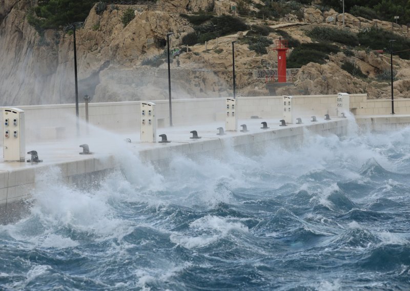 Neki će se grijati na gotovo ljetnim temperaturama, a neke će ohladiti jaka bura; stiže i magla