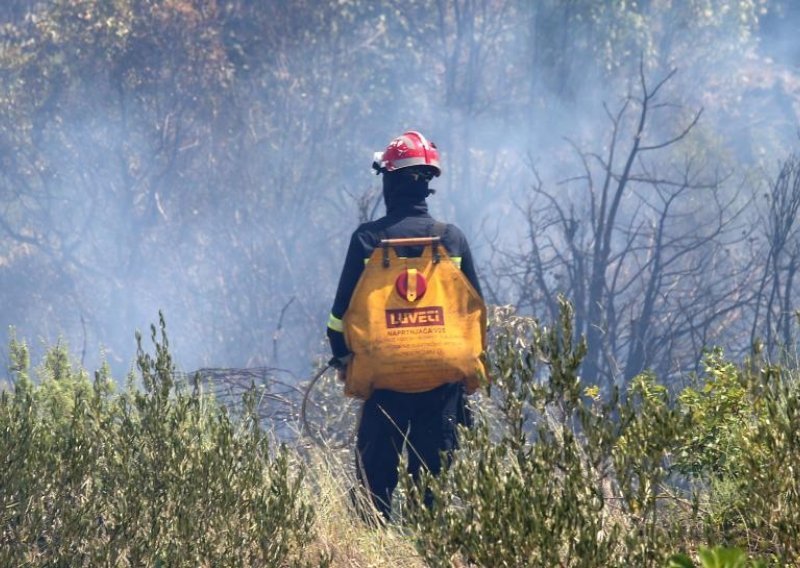 Devet požara u Karlovačkoj županiji, vatrogasci sumnjaju na piromane