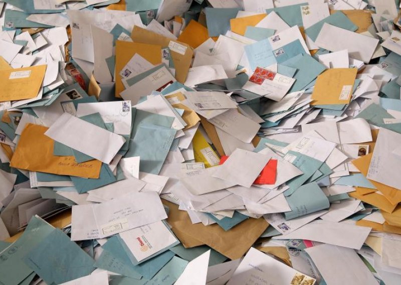 Dostavljač bacio stotine poštanskih pošiljki u šumu