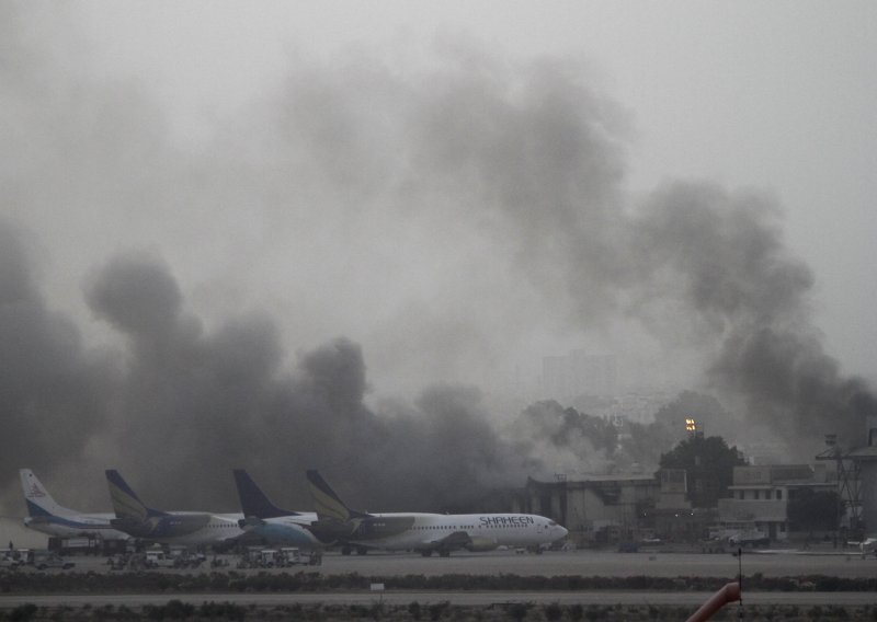U napadu  talibana na zračnu luku u Karačiju 24 mrtva