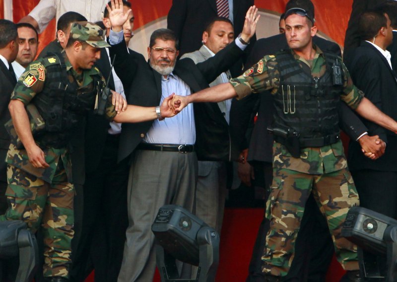 S predsjedničke fotelje, Mursi u zatvor
