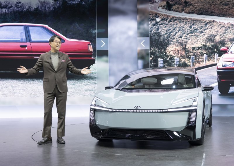 Toyota pokazala Corollu koncept: Nova generacija globalnog modela mogla bi koristiti sve tipove pogona