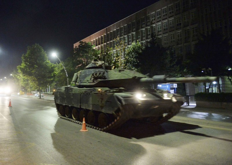 Tenkovi gaze automobile, Prva armija ostala vjerna Erdoganu