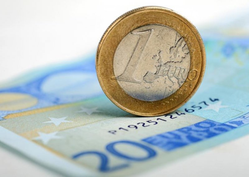 Tečaj eura prema dolaru najniži u 16 mjeseci