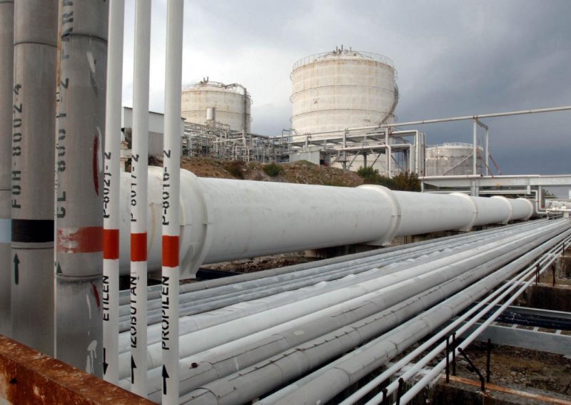 Puknula naftovodna cijev između rafinerije Sisak i sustava Janaf