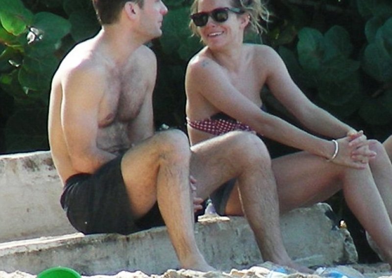 Sienna Miller u bikiniju uživala s Judeom Lawom