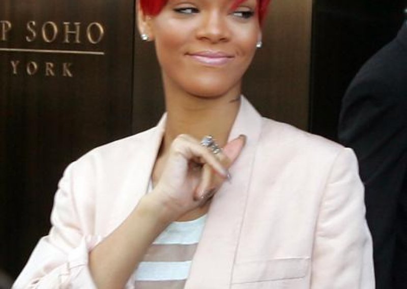 Rihanna fura razderani šorc uz fini sako
