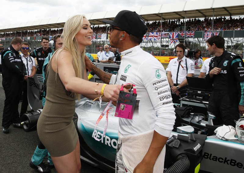 Pogodite koja je poznata sportašica poljubila Hamiltona prije utrke?