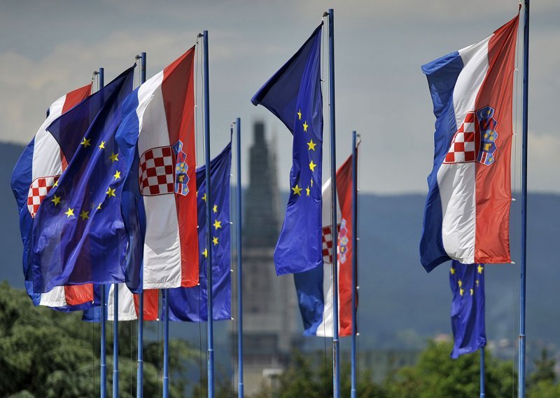 Bandić produljio rok: Zagreb nabavlja gotovo 30 tisuća zastava