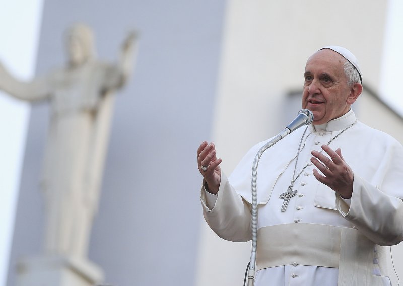 Papa Franjo zatražio oprost od žrtava pedofilije