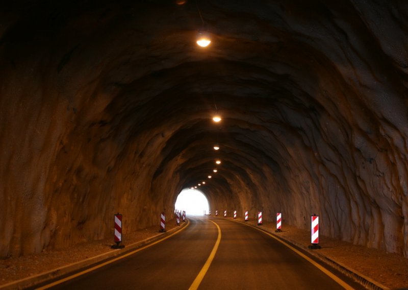 Vozači oprez: Vozilo u kvaru na A6 u tunelu Tuhobić