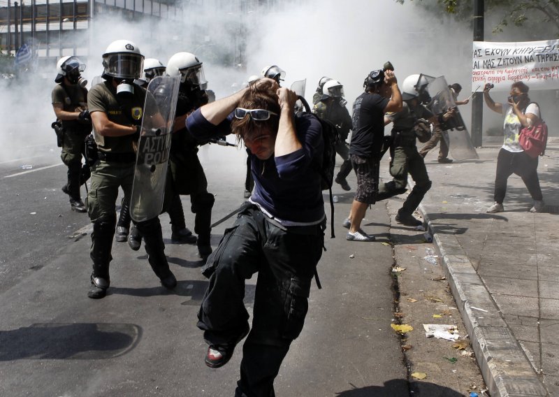 Grčki parlament za štednju, na ulicama kaos