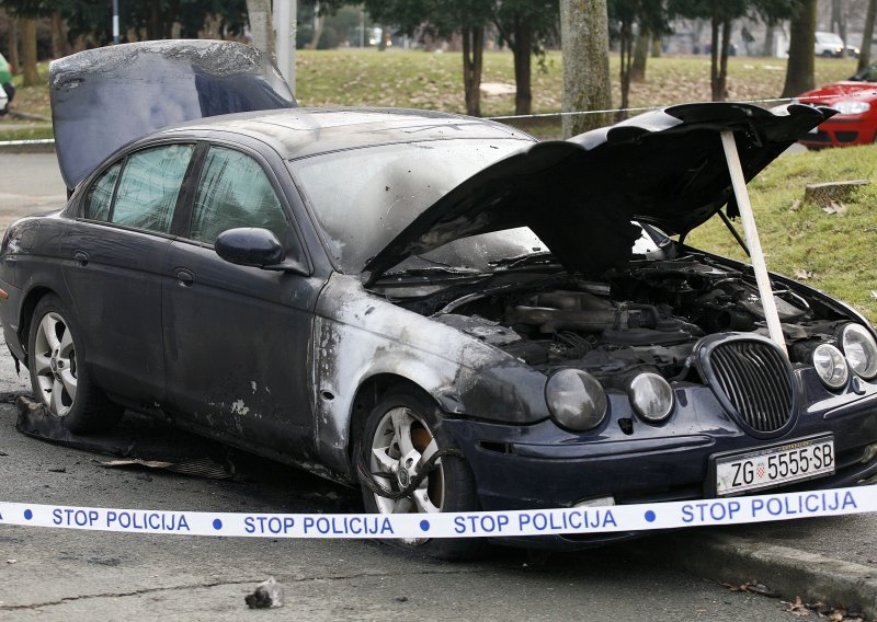 Zapaljen Jaguar u Dubravi