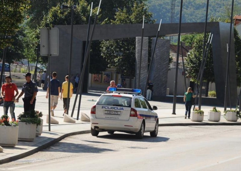 Maloljetni Hrvat oštetio svjetiljke na spomeniku u Kninu