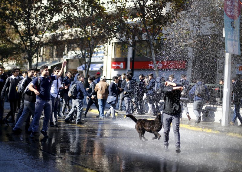 Čak 172 osobe uhićene u studentskim prosvjedima