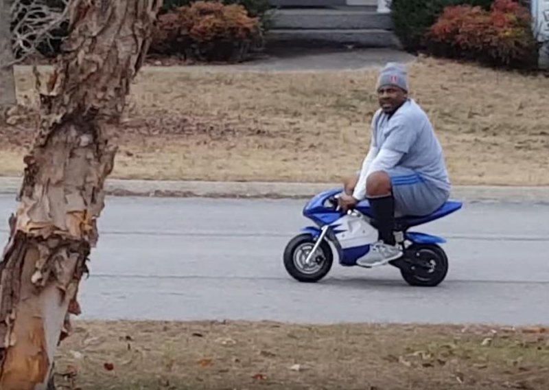 Minijaturni motocikl izazvao salve smijeha