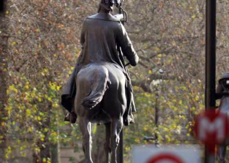 Golać zauzeo kip vojvode od Cambridgea