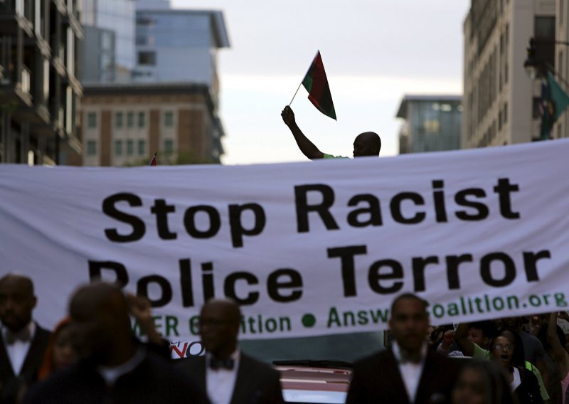 Prosvjednici pred Bijelom kućom viču: 'Policajci rasisti moraju otići'