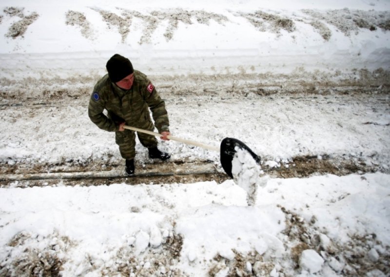 Jedan vojnik u Italiji čisti snijeg za 60 eura na dan