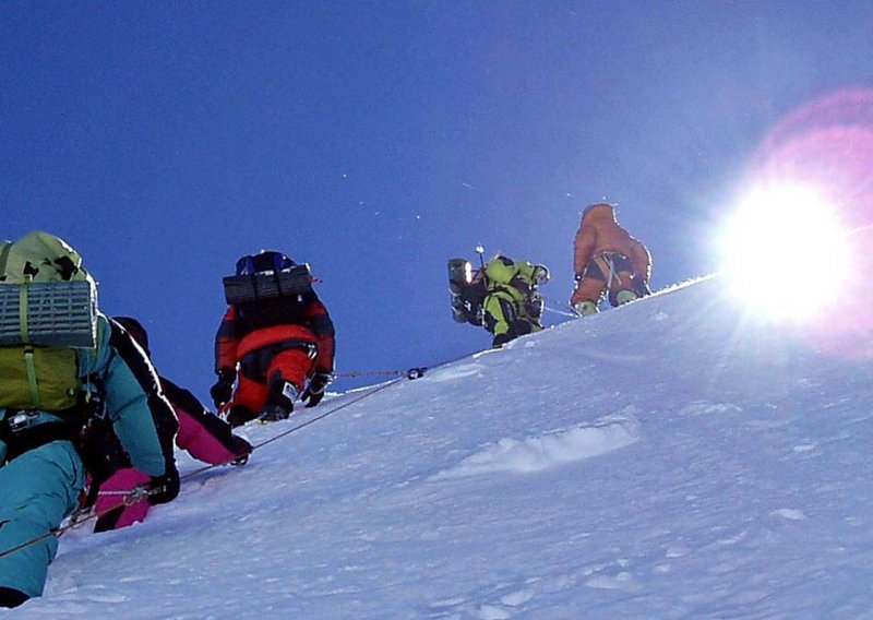 Troje alpinista poginulo na Himalaji