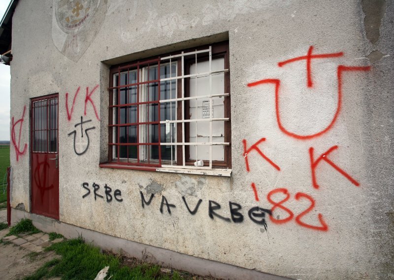 Porukama 'Srbe na vrbe'  išarali zidove nogometnog kluba
