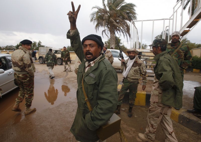 Libijski pobunjenici gube gradove