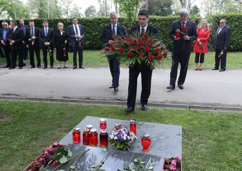 SDP-ovci položili crvene ruže na Račanov grob