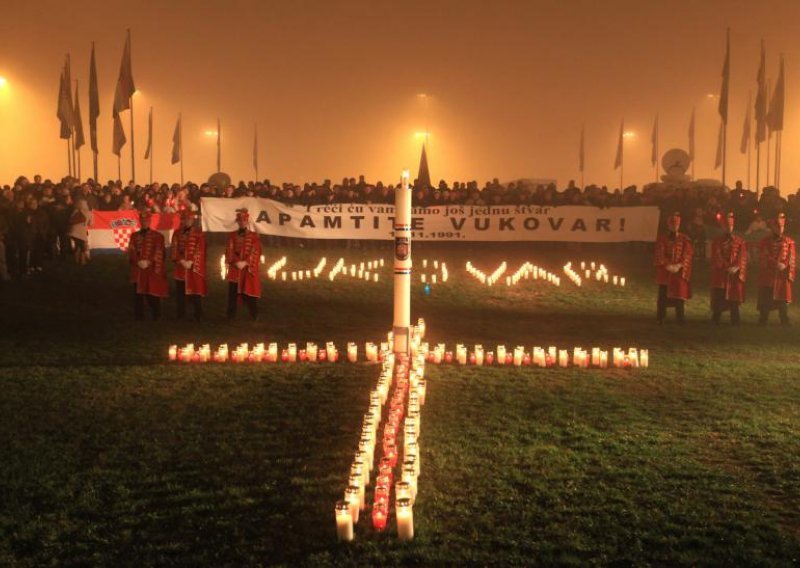 Tisuće svijeća za Vukovar diljem Hrvatske