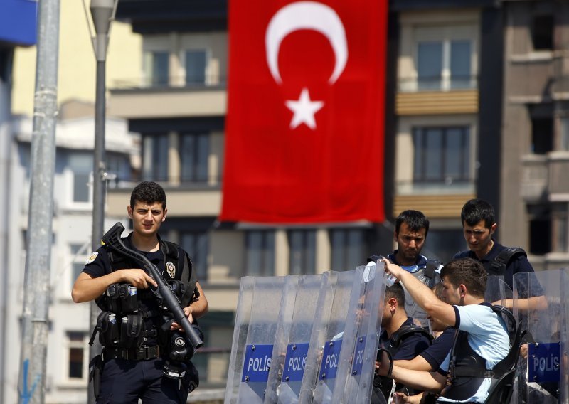 Turska policija uhitila brokere zbog povezanosti s Gülenom