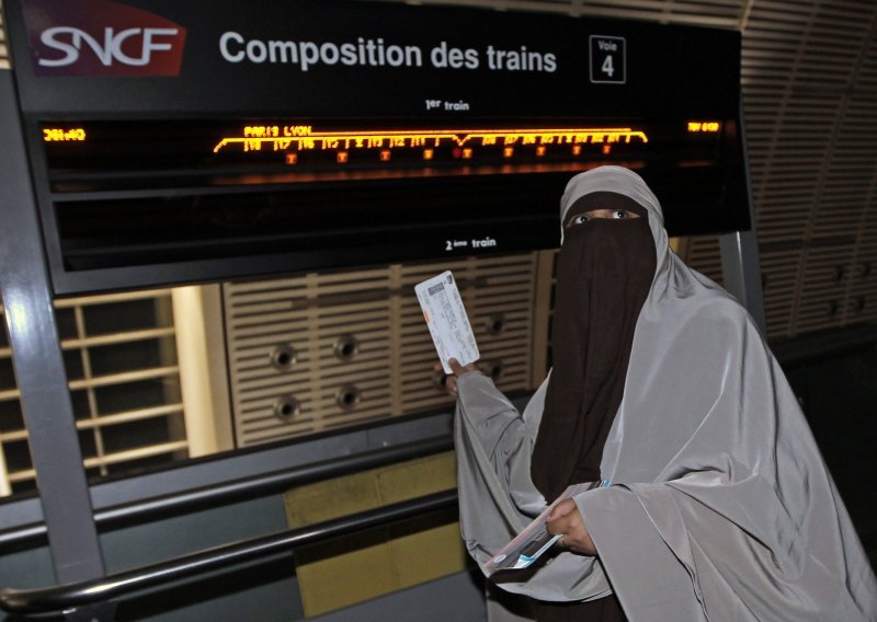 State Department kritizira zabranu burki u Francuskoj