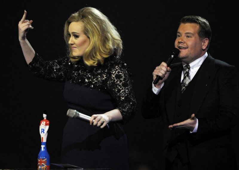 Adele šokirala uzdignutim srednjim prstom